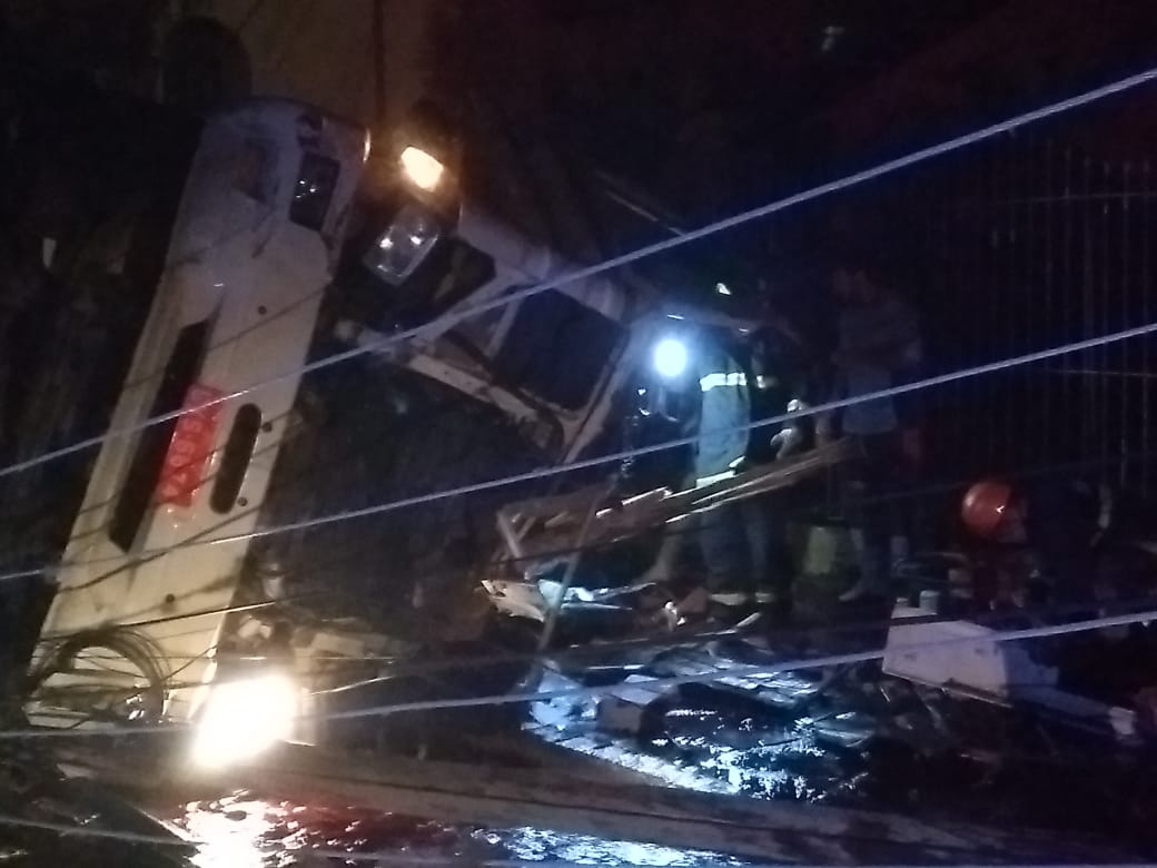 Caminhoneiro ficou ferido após tombamento no centro de São Marcos