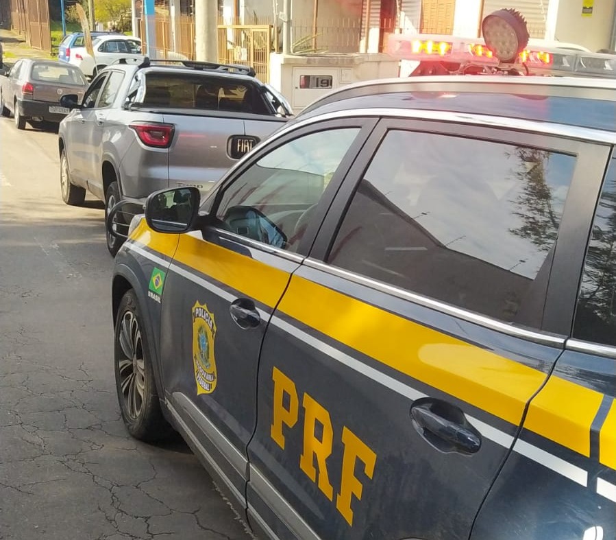 PRF recupera caminhonete furtada e prende motorista que a conduzia em Caxias do Sul
