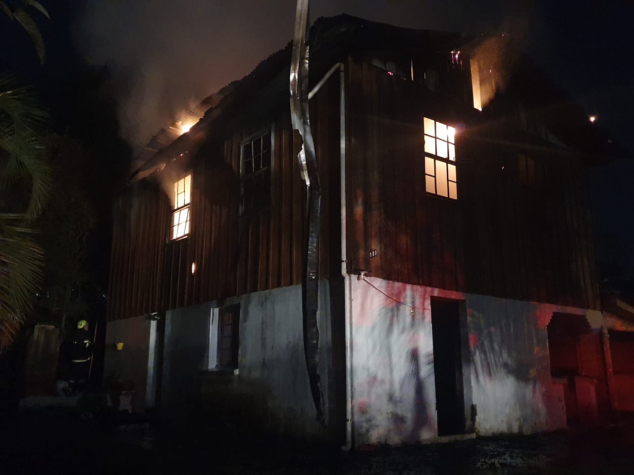 Bombeiros atendem incêndio em residência neste momento