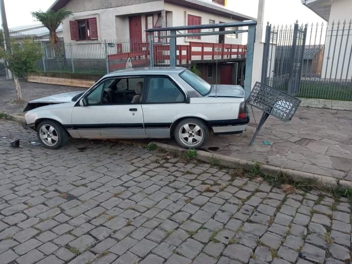 Condutor foge após bater em carro parado