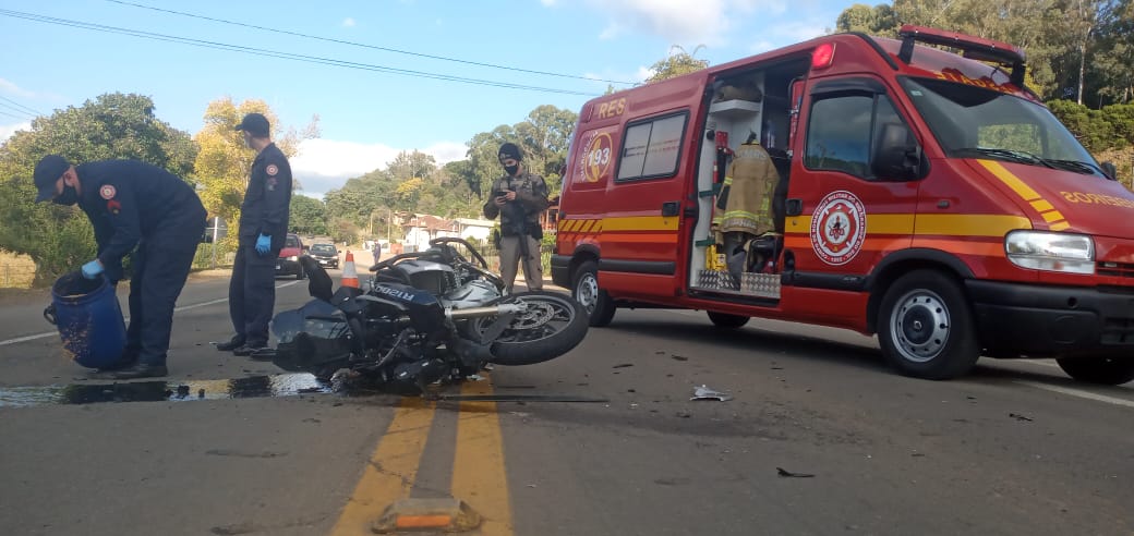 Motociclista fica ferido após colisão com carro esta tarde