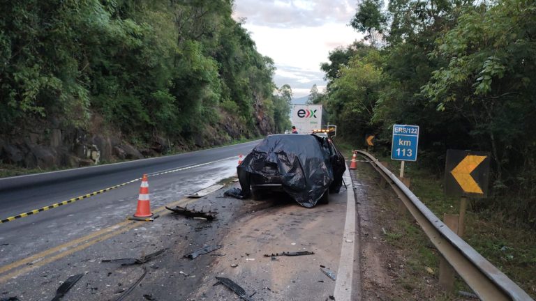Colisão entre carro e caminhão deixou quatro mortos e um ferido na ERS 122