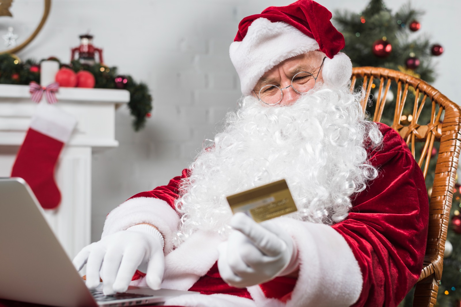 Especialistas dão dicas de como se planejar para evitar dívidas e golpes nas compras de Natal 