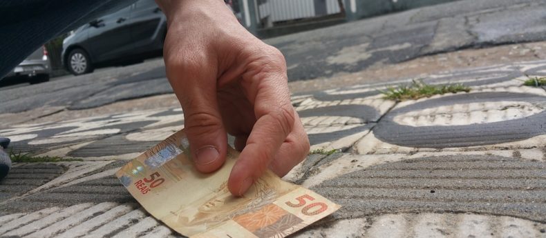 Mulher encontrou dinheiro na rua e procura o dono para devolver