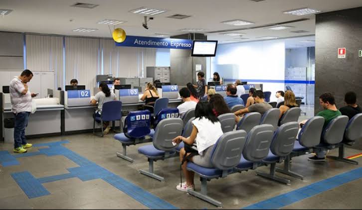 Bancos voltam a ter expediente normal nesta segunda-feira