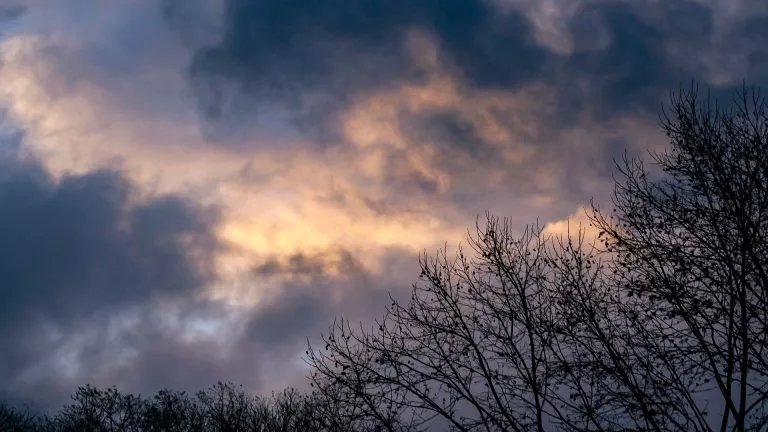 Terça-feira deve ter sol, nuvens e períodos de   garoa e chuva isolada