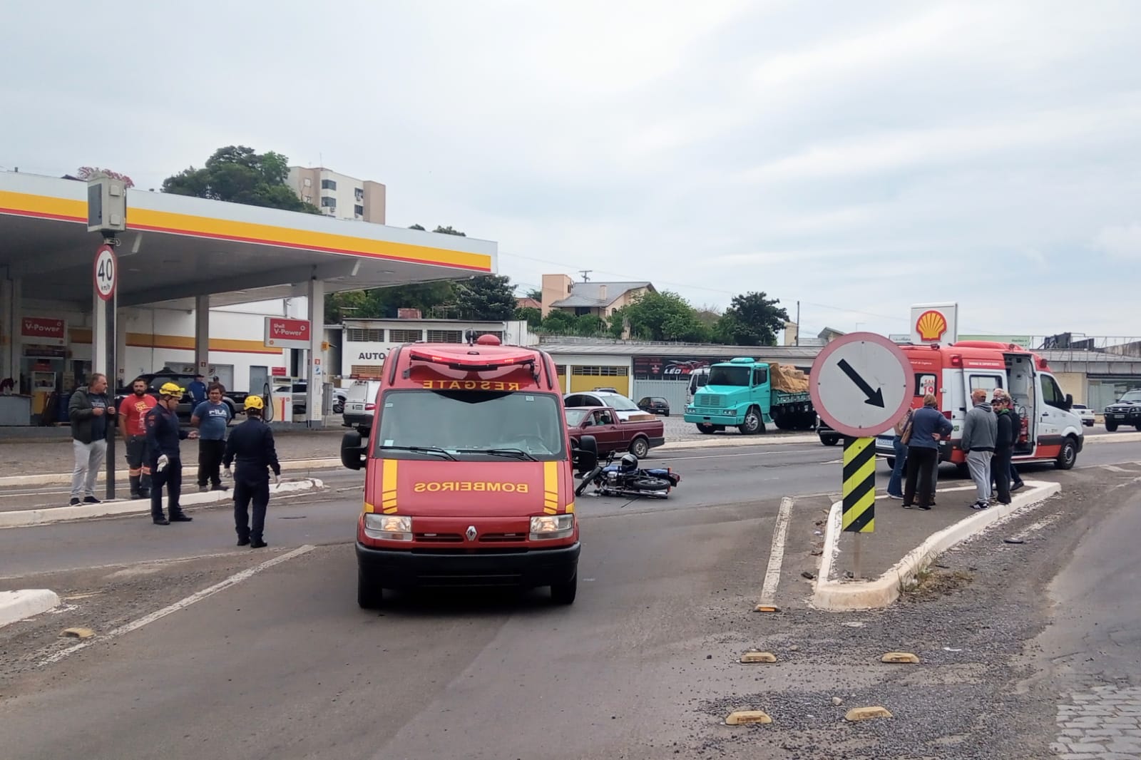 Colisão entre carro e moto deixou motociclista ferido esta manhã