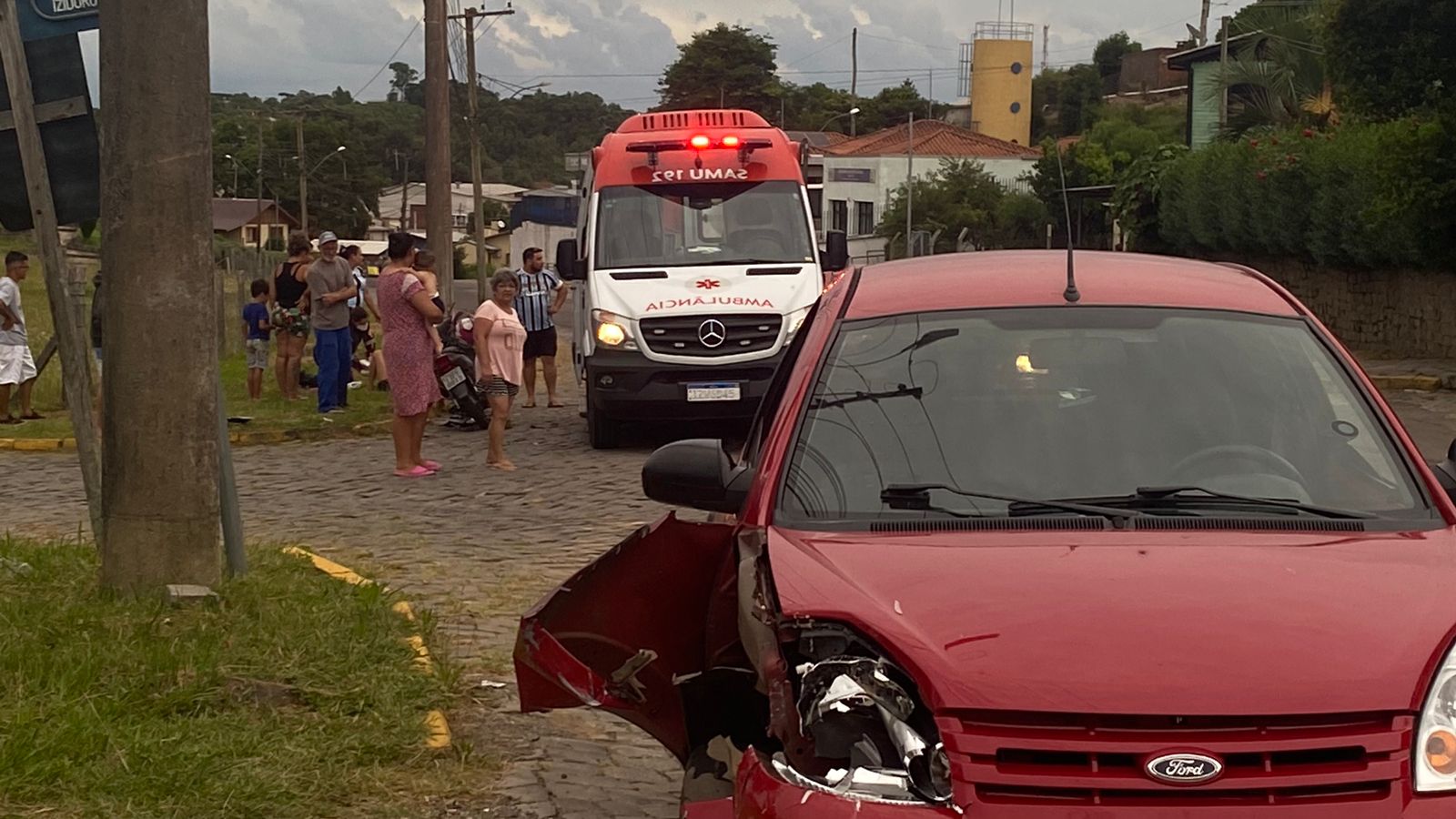 Colisão entre carro e moto deixa jovem ferida na VRS 315, em São Marcos