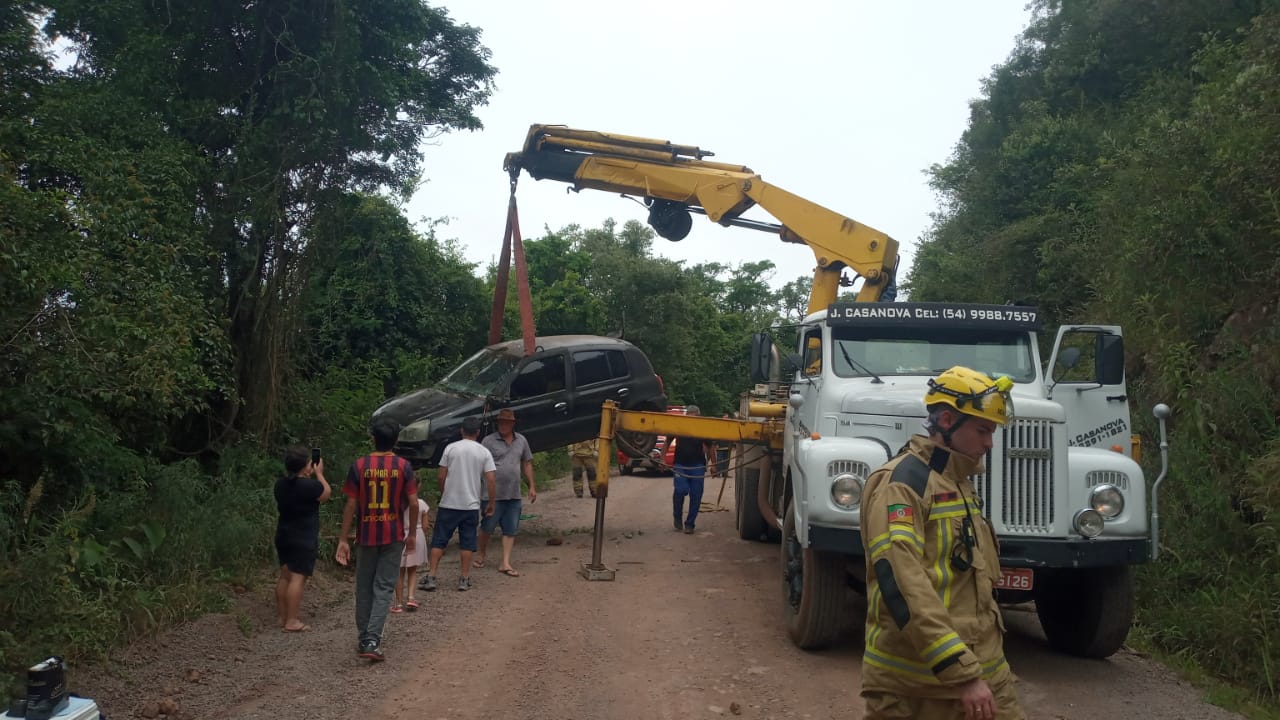 Acidente na estrada de Santo Henrique: família sobrevive após carro cair em ribanceira