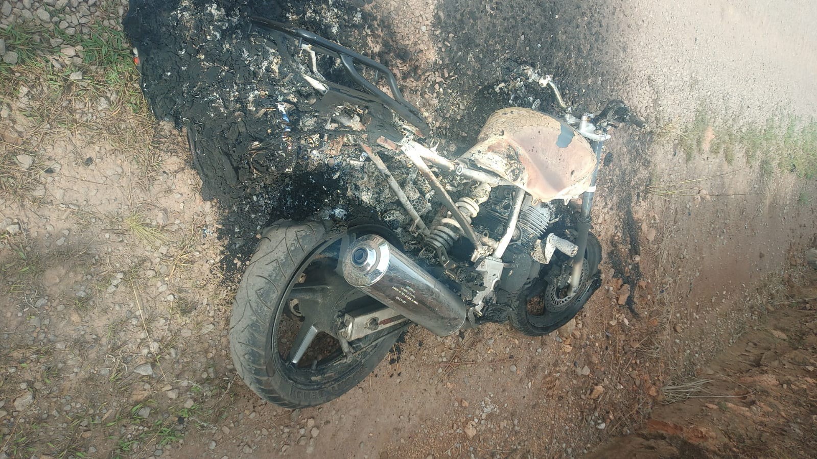 Moto carbonizada encontrada em Criúva pode ter ligação com homicídio desta quarta