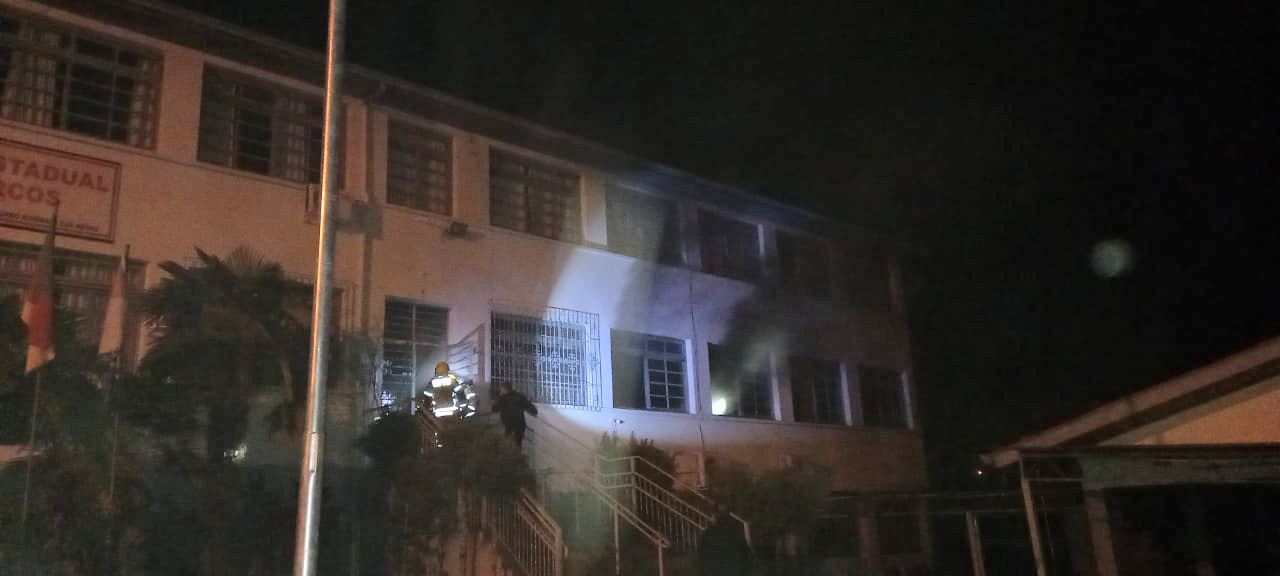 Colégio Estadual São Marcos foi atingido por incêndio na madrugada desta sexta-feira (30)