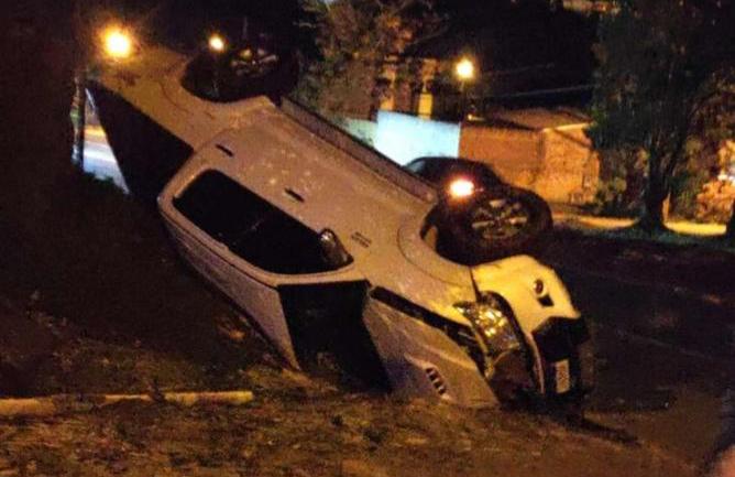 Após saída de pista, camionete capotou as margens da BR 116
