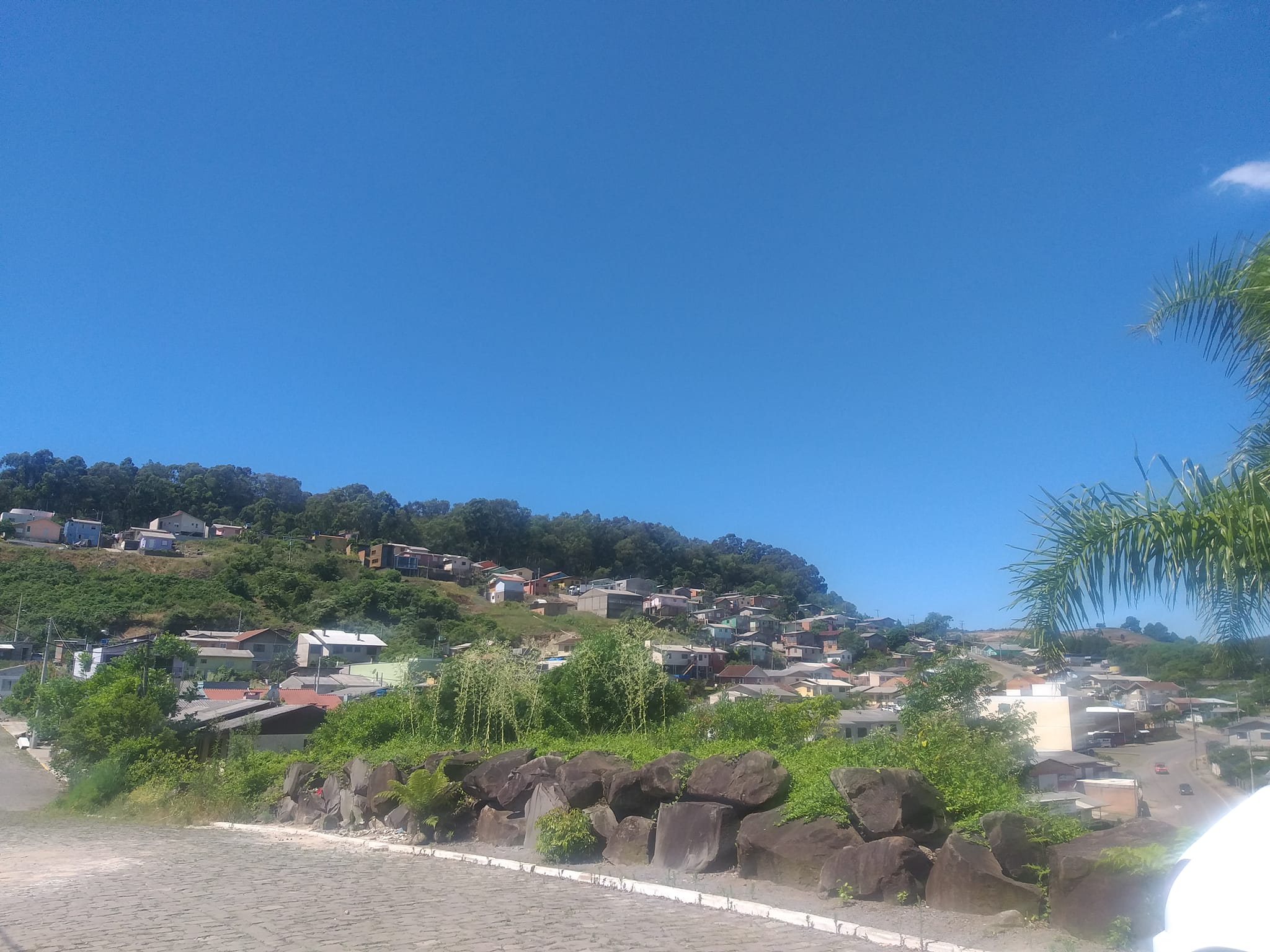 Feriado tem predomínio de sol e retorno da chuva à noite no Estado