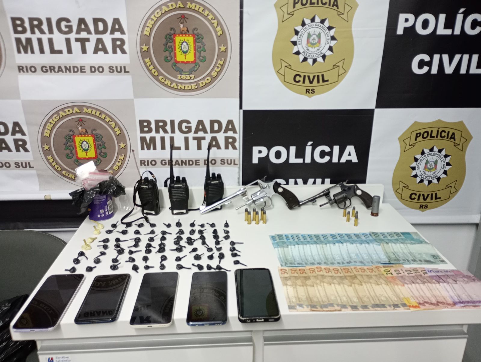 Brigada Militar e Polícia Civil prendem homem e apreendem jovem em operação contra o tráfico de drogas