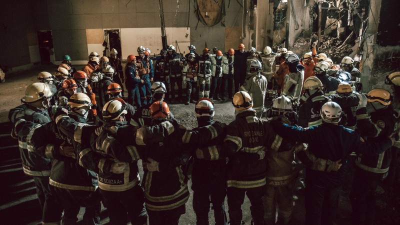 Equipes encontram corpos de bombeiros desaparecidos após incêndio no prédio da SSP