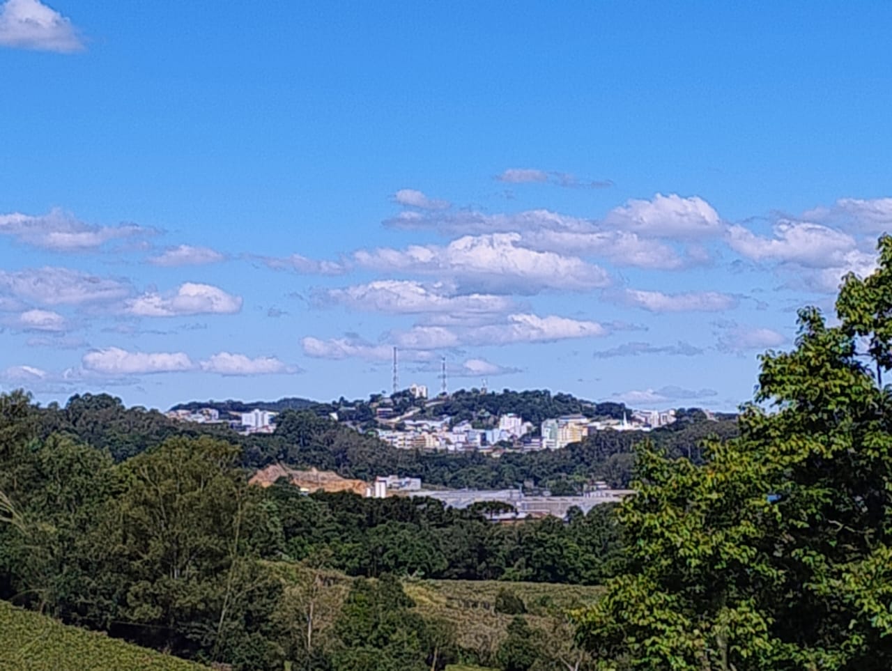 Chuva e temperatura amena devem marcar o final de semana