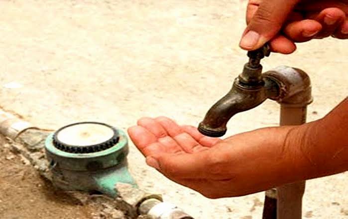Rompimento de adutora causa falta de água nos bairros Industrial e Progresso