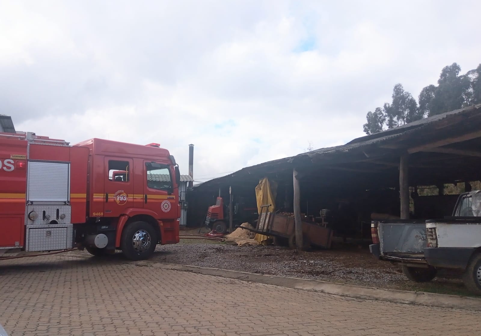 Container de secagem de palhas pegou fogo esta manhã no bairro Industrial