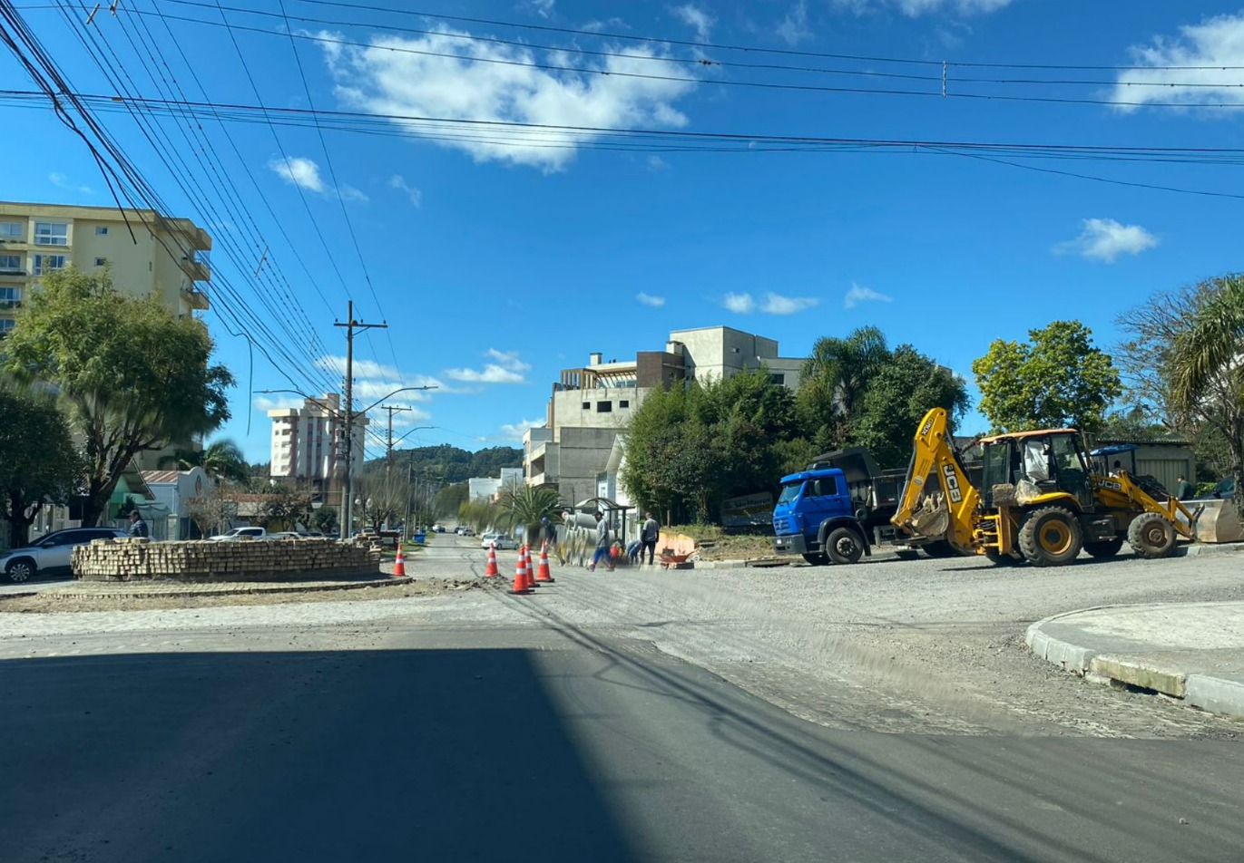 Retomada etapa final da obra de asfaltamento na Avenida Venâncio Aires