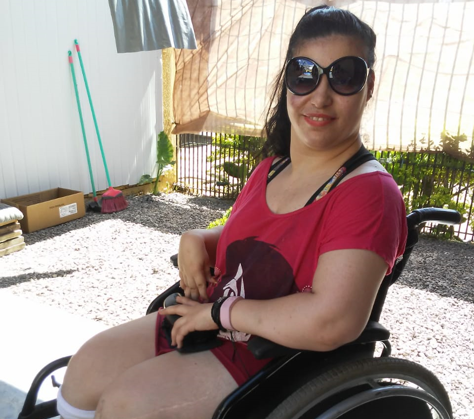 Mãe reivindica acessibilidade para filha cadeirante