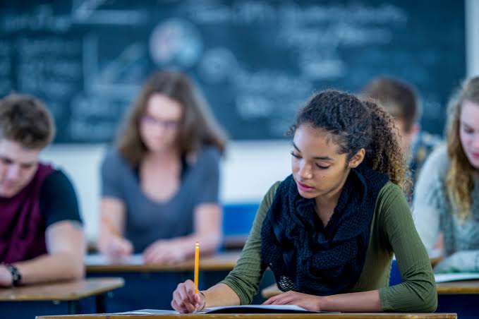 Governo do Estado investirá R$ 180 milhões até dezembro de 2022 para manter alunos nas escolas