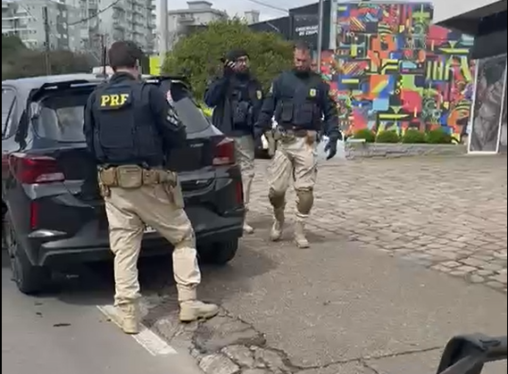 PRF prende criminosos em fuga após assalto à residência na Serra Gaúcha
