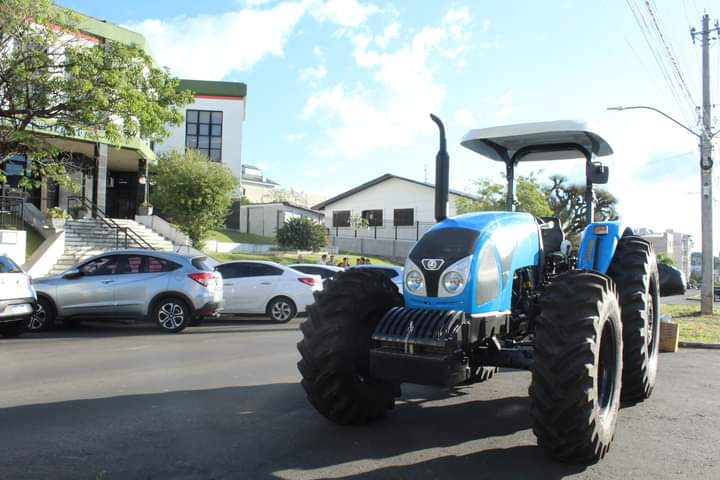 Novo trator 4×4 passa a integrar a frota municipal