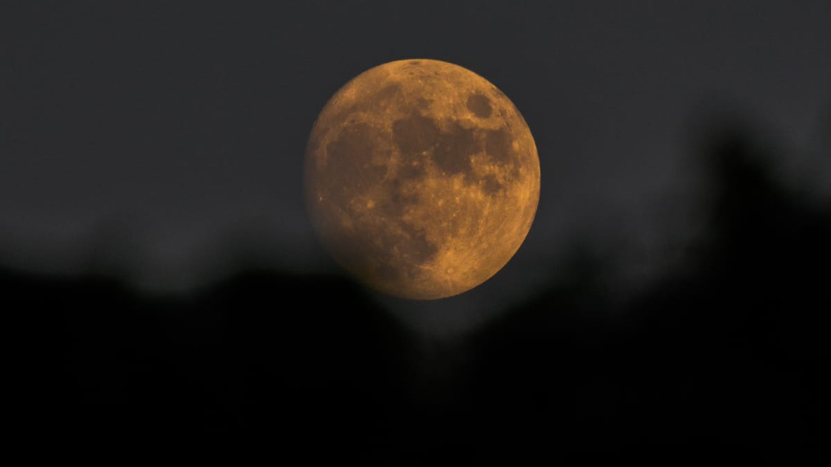 A última superlua do ano acontece nesta quinta-feira (11)