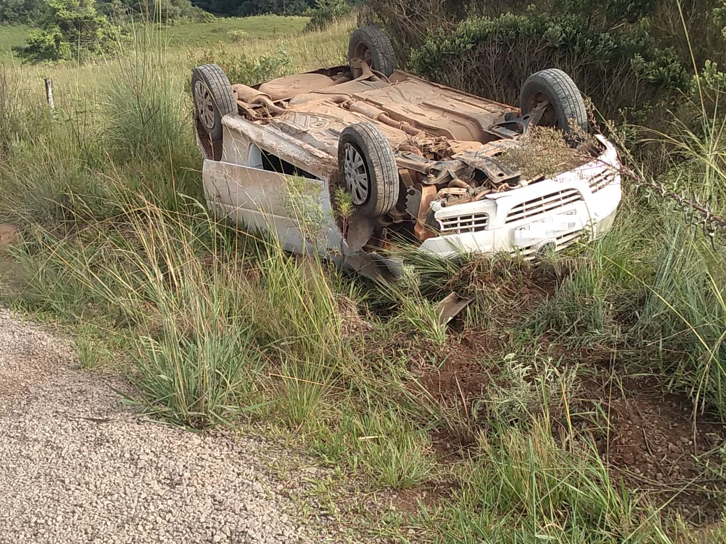 Condutor ficou ferido em capotamento na Estrada do Campo