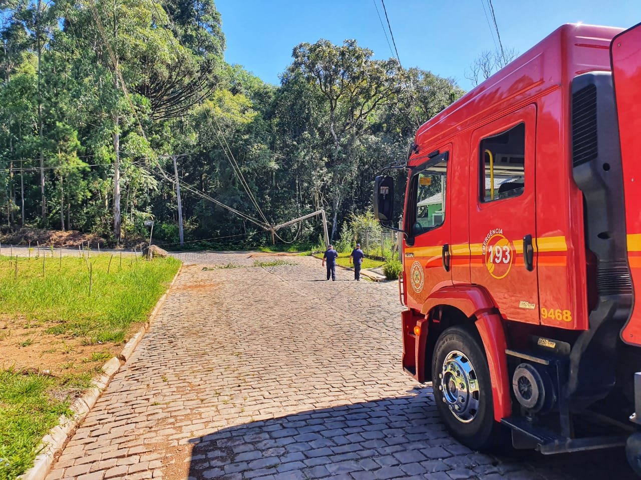 Colisão em poste deixa fios energizados no chão no Bairro Santo Antônio