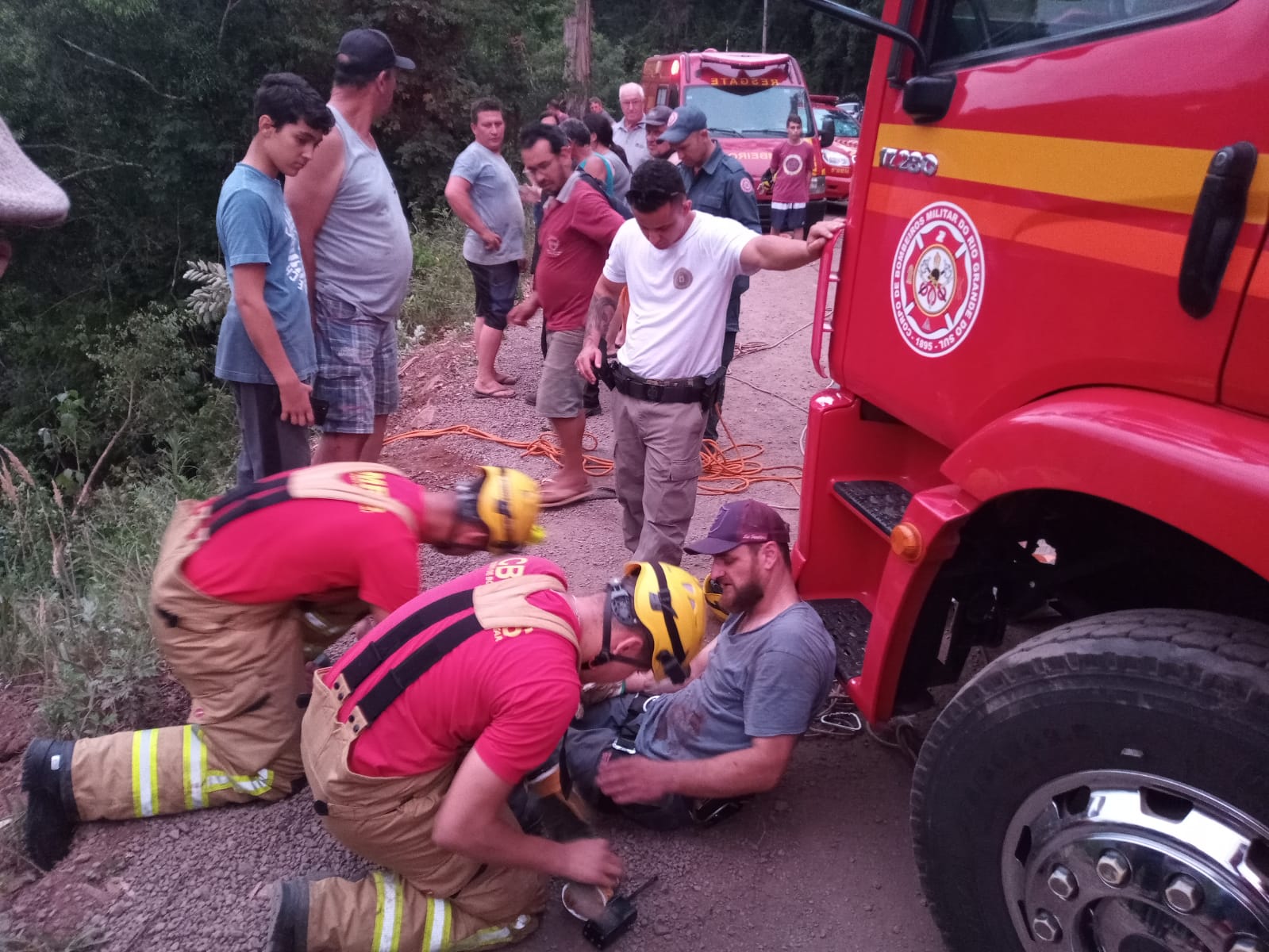 Após 3 horas condutor é resgatado com vida de ribanceira