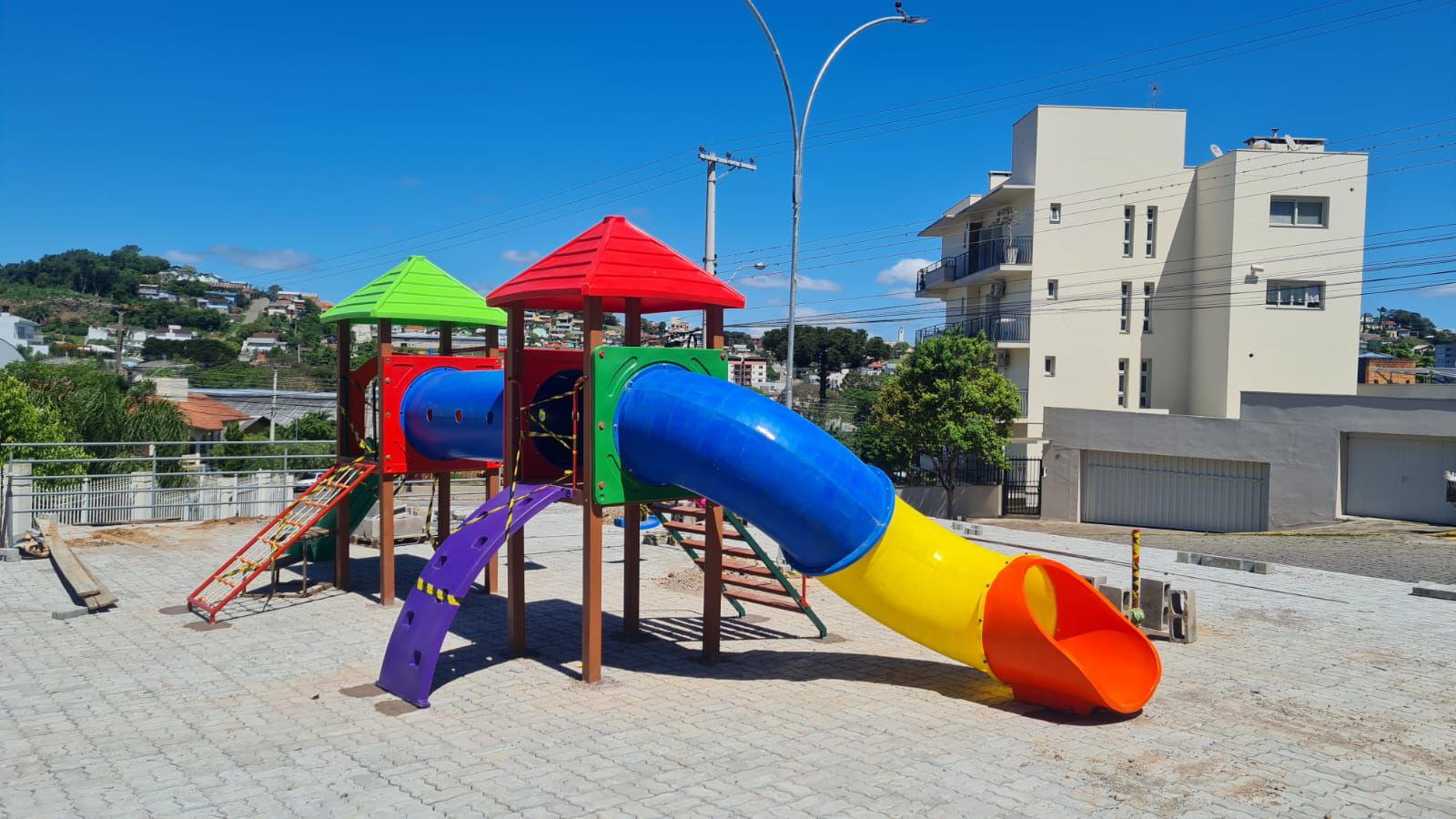 Praças dos bairros de São Marcos ganham novos brinquedos