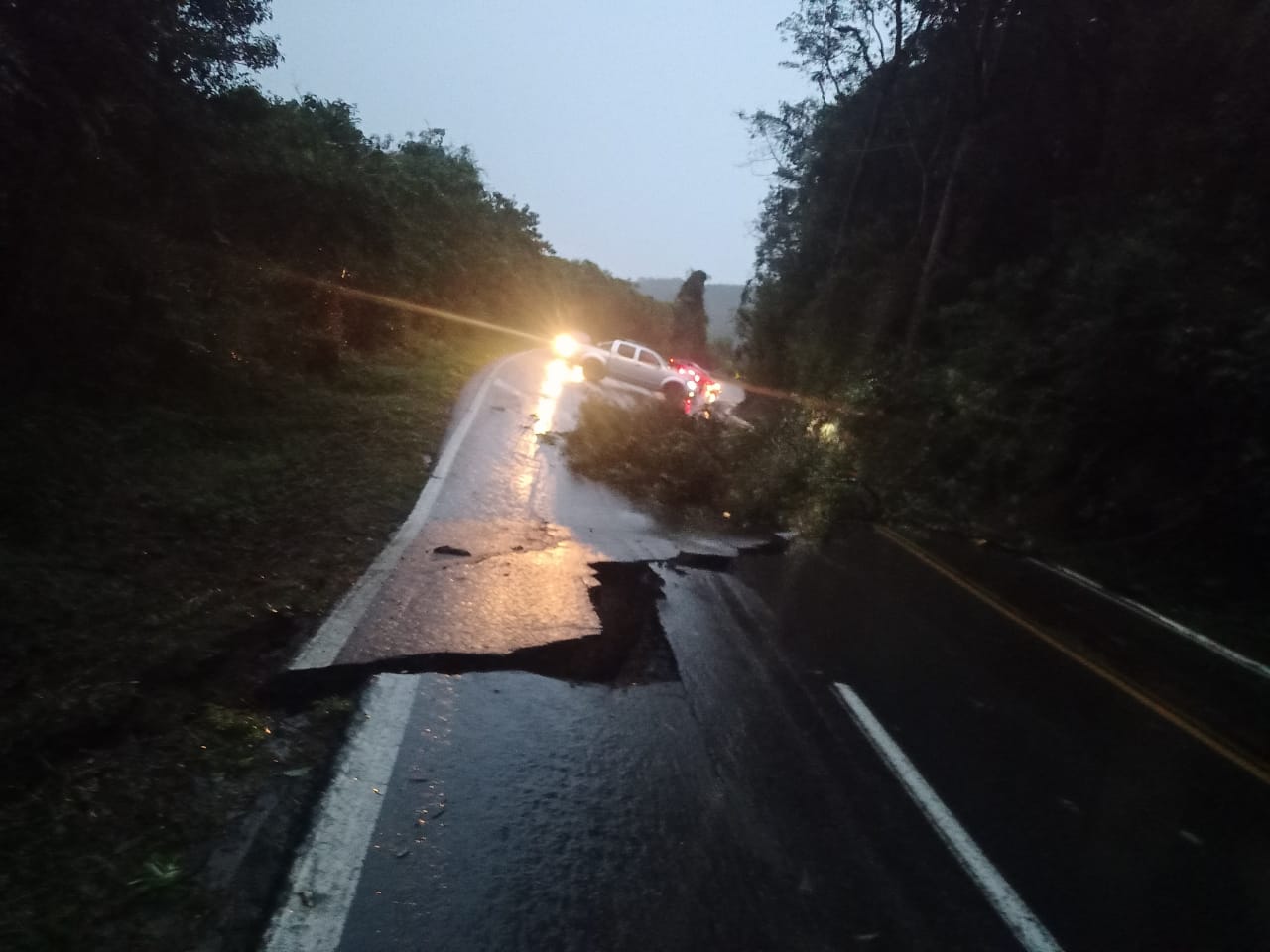 Asfalto cedeu na BR 116 em São Marcos e o trecho foi bloqueado no km 108