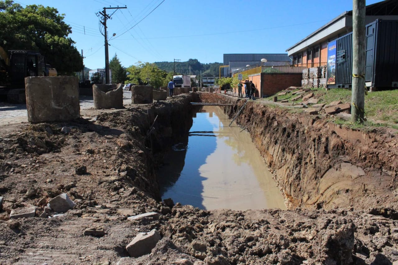 Parceria entre Prefeitura e empresas faz obra para sanar alagamentos no Progresso