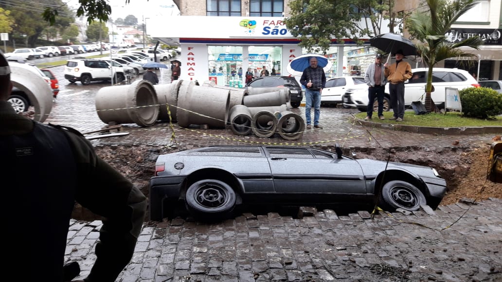 Motorista embriagado cai em valo de canteiro de obras
