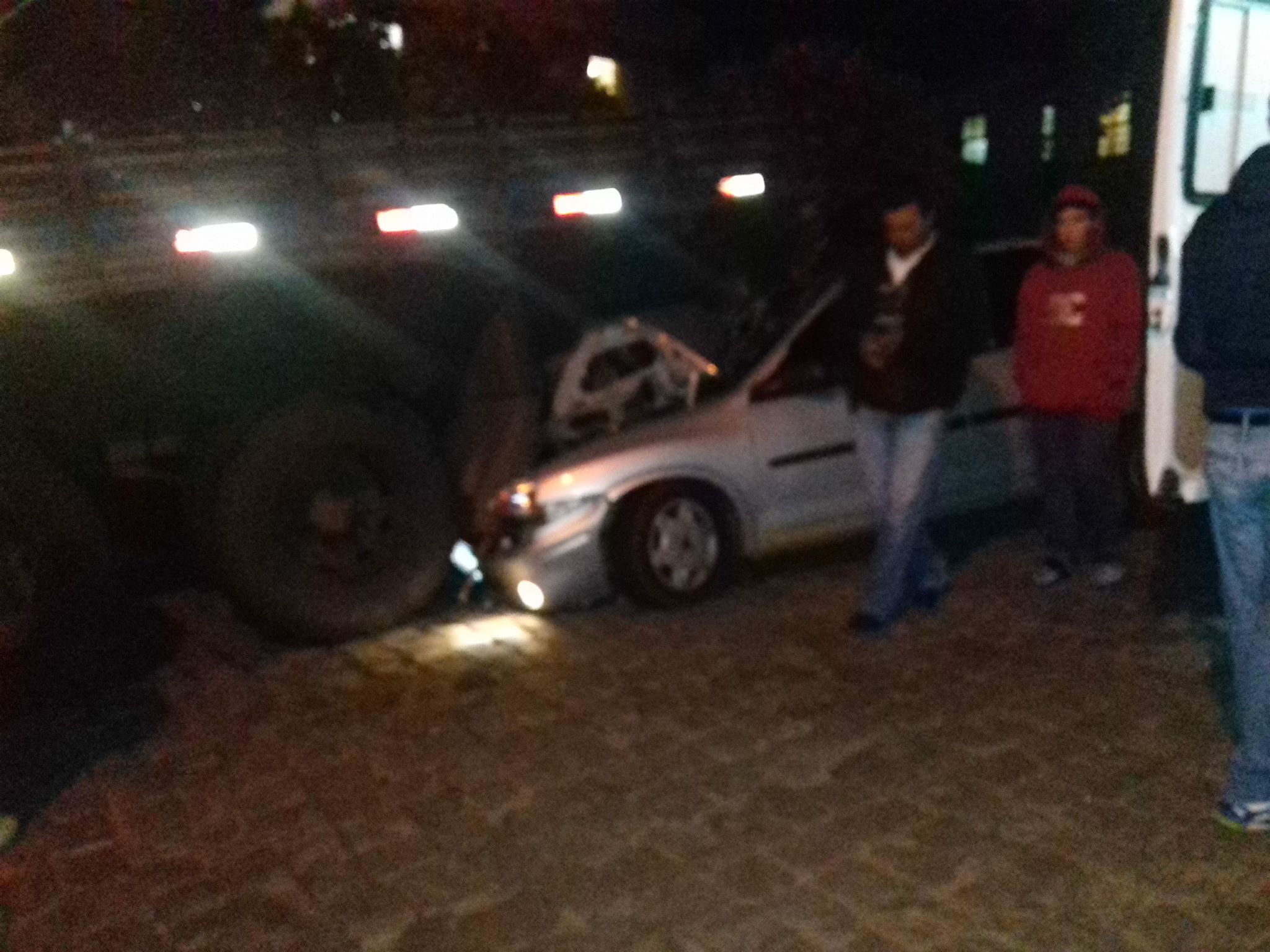 Carro colidiu em caminhão estacionado nesta quarta-feira