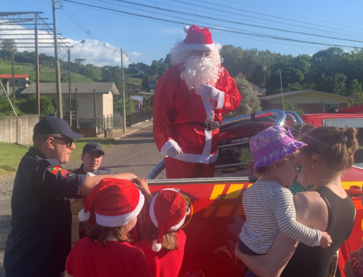 Papai Noel dos bombeiros distribuiu cerca de 400 presentes para crianças carentes de São Marcos