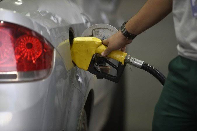 Preço da gasolina nos postos volta a subir após 15 semanas