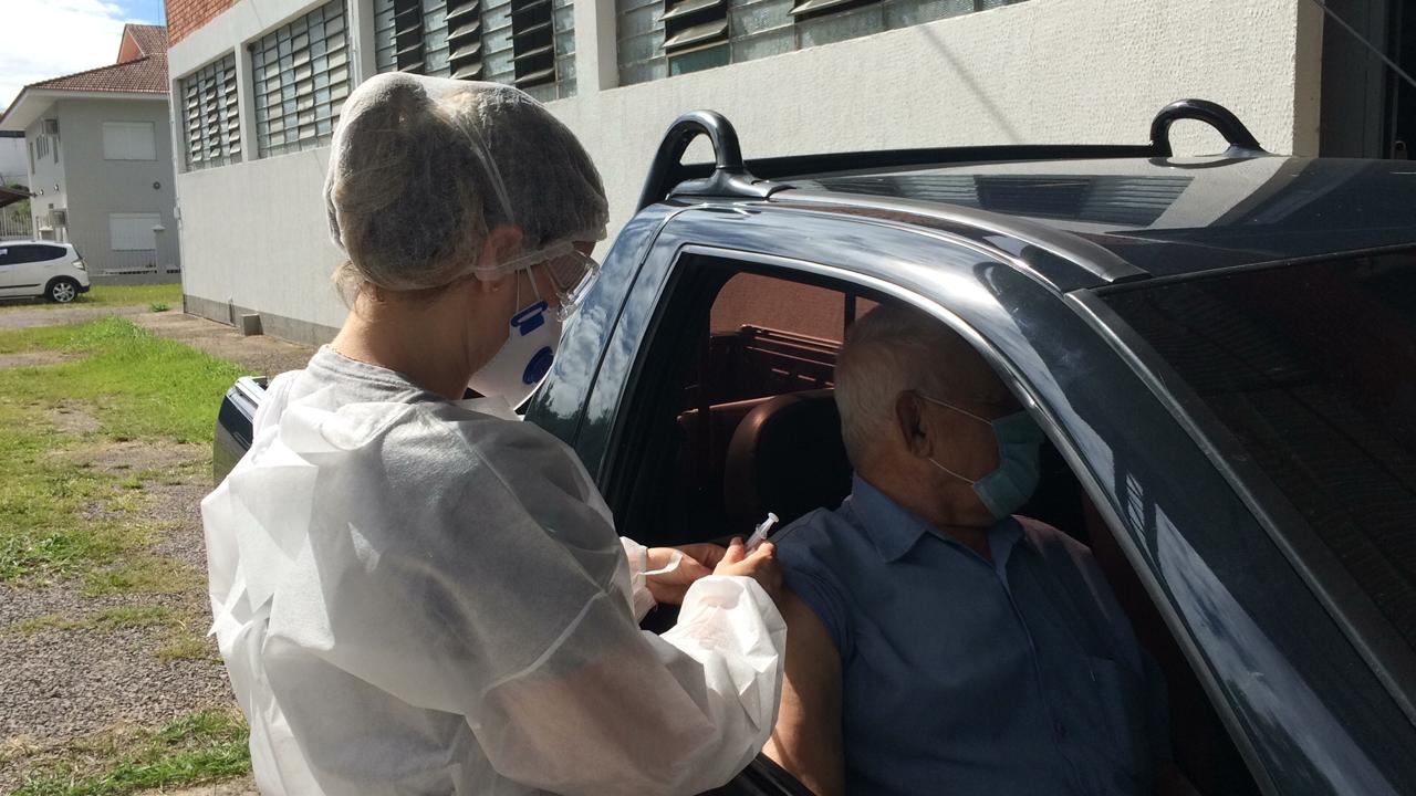 Em São Marcos, idosos de 74 anos estão sendo vacinados nesta segunda-feira