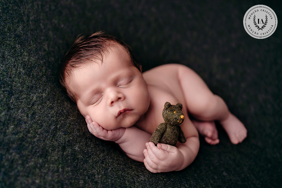 Fotógrafa são-marquense Débora Machado conquista destaque internacional com prêmios de excelência na fotografia de maternidade e newborn