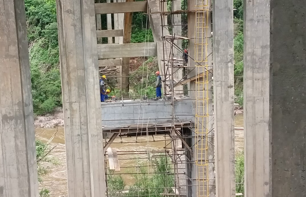 Com pilar quase todo concretado, restabelecimento do tráfego pode ser antecipado sobre a Ponte do Rio das Antas