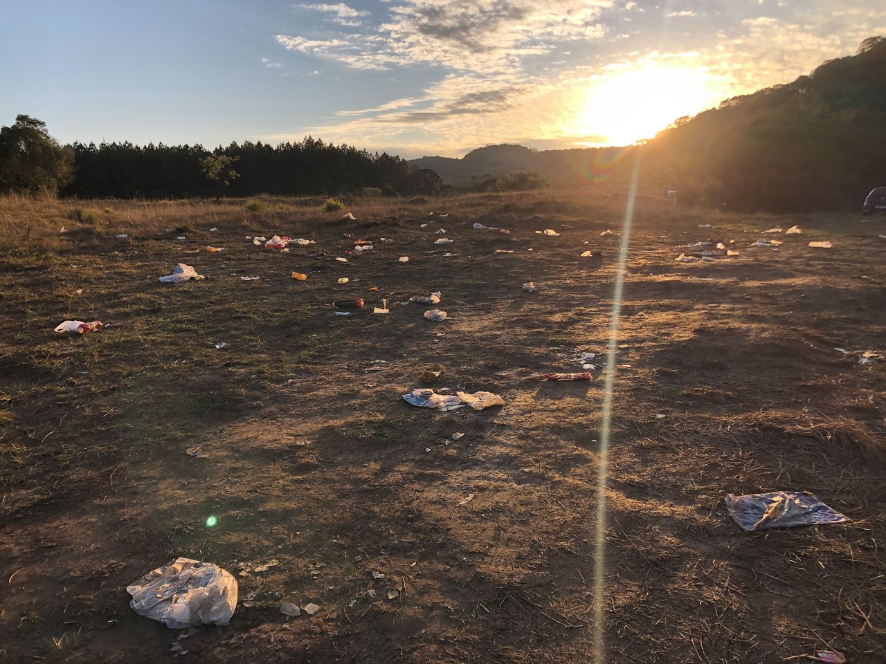 Visitantes registraram acúmulo de lixo na cachoeira do Rio São Marcos