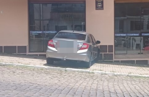 Susto: condutora invadiu calçada e bateu em muro no centro de São Marcos