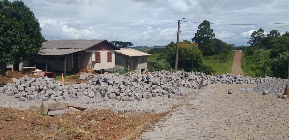 Desenvolvimento urbano em Criúva: pavimentação comunitária transforma ruas