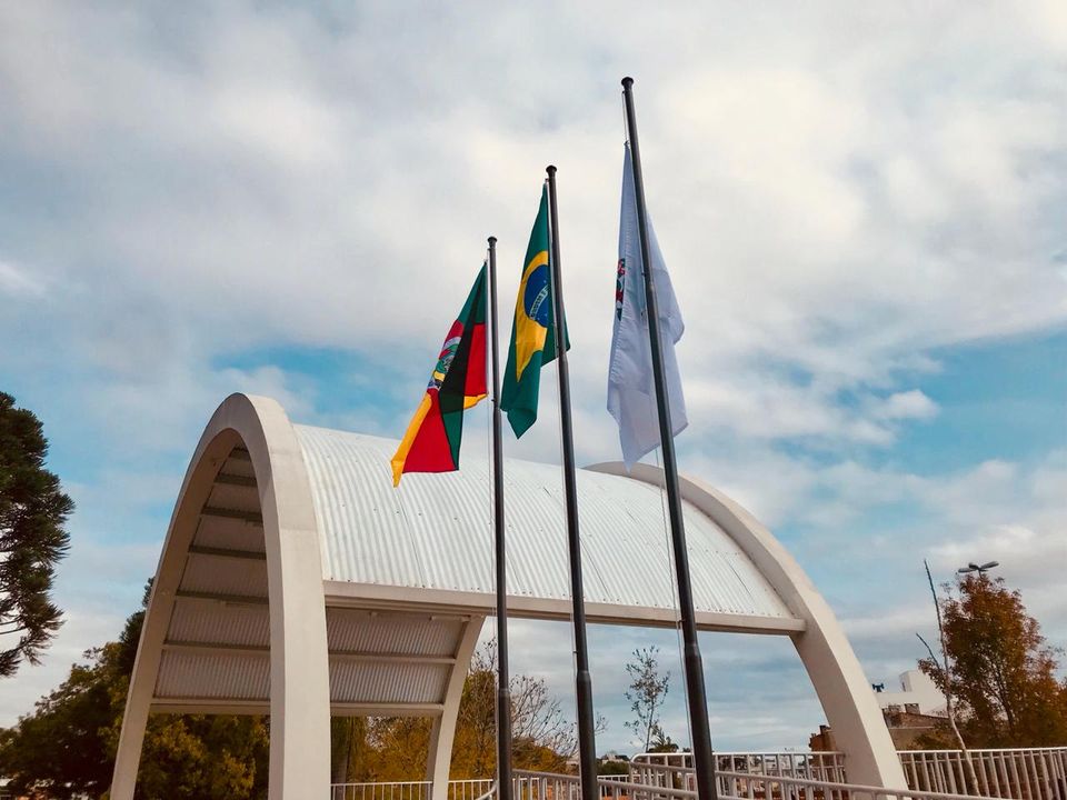 Hasteamento das Bandeiras marcou o início das atividades da Semana da Pátria no município