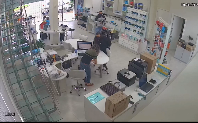 Loja de informática foi furtada por casal esta manhã em São Marcos