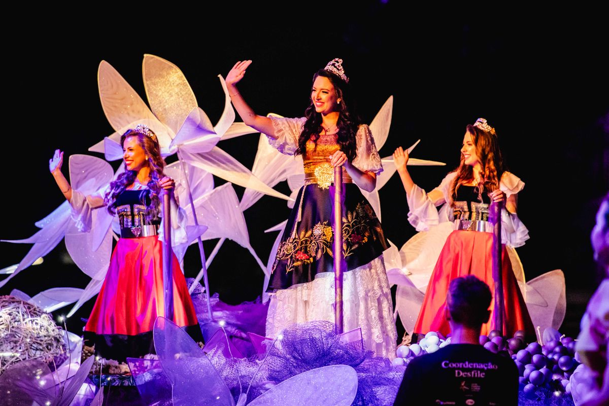 Rainha e Princesas abrem o desfile cênico da Festa da Uva 2024