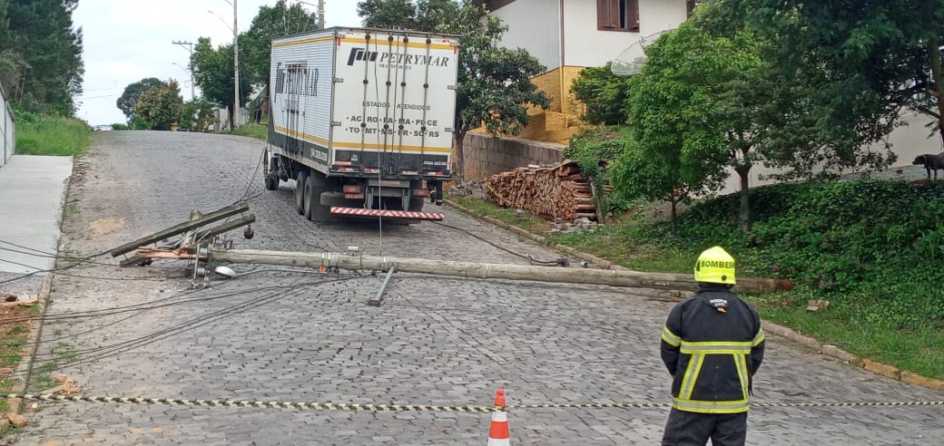 Caminhão derruba poste com fios de alta tensão e deixa parte da cidade sem luz
