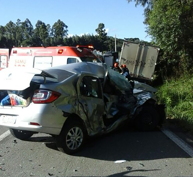 Colisão entre carro e caminhão no Km 127 da BR 116
