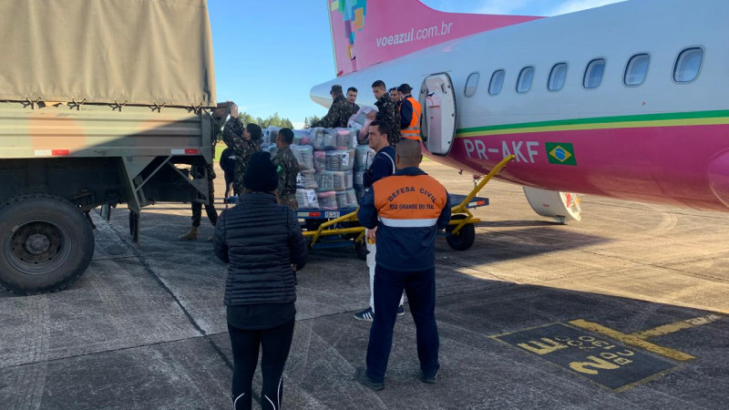 Cobertores comprados com recursos de doações via pix da campanha SOS Rio Grande do Sul chegam ao Estado